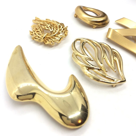 !!SOLD!! VINTAGE BROOCHES LOT OF 5 MONET CROWN TRIFARI GOLD TONE LEAF ABSTRACT - Picture 4 of 14